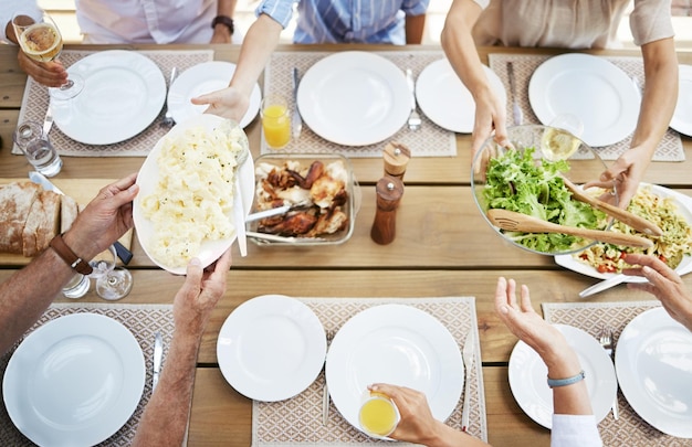 Счастливые пользователи, держащие тарелки